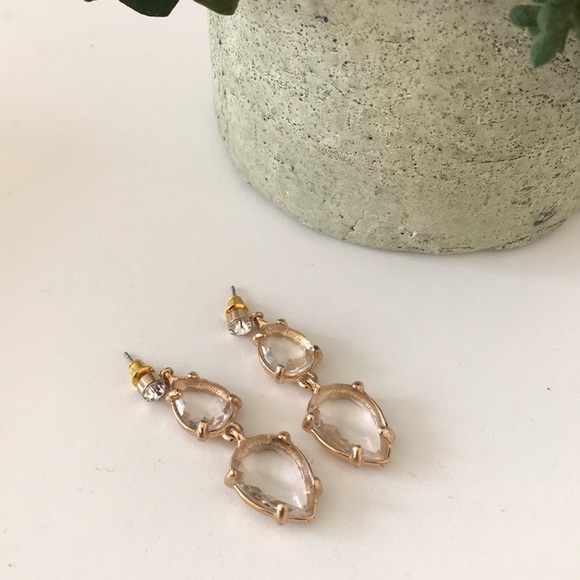 Beautiful brand new crystal tear drop earring ❤️ - Picture 1 of 2